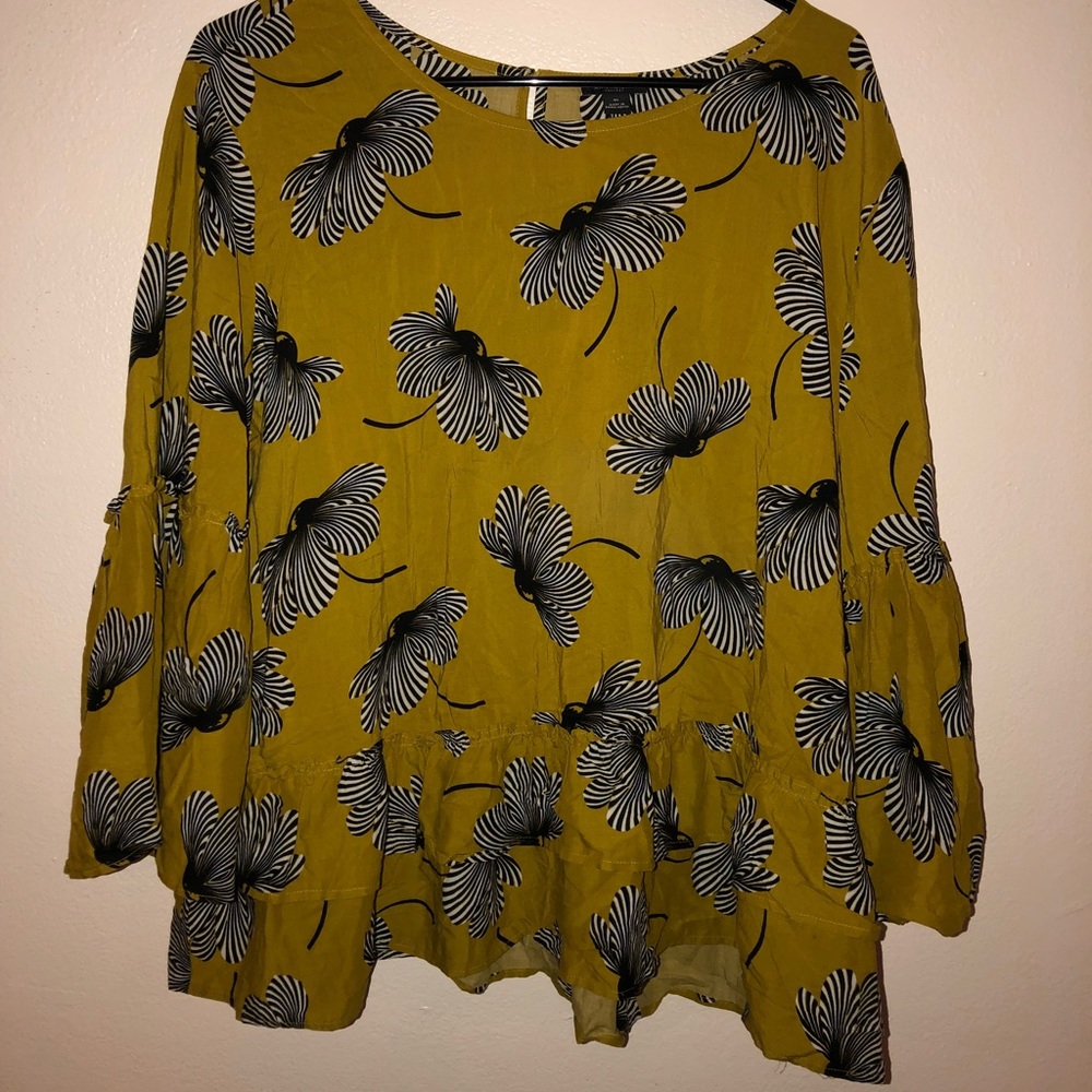 Cute Ann Taylor Blouse with ruffle sleeves